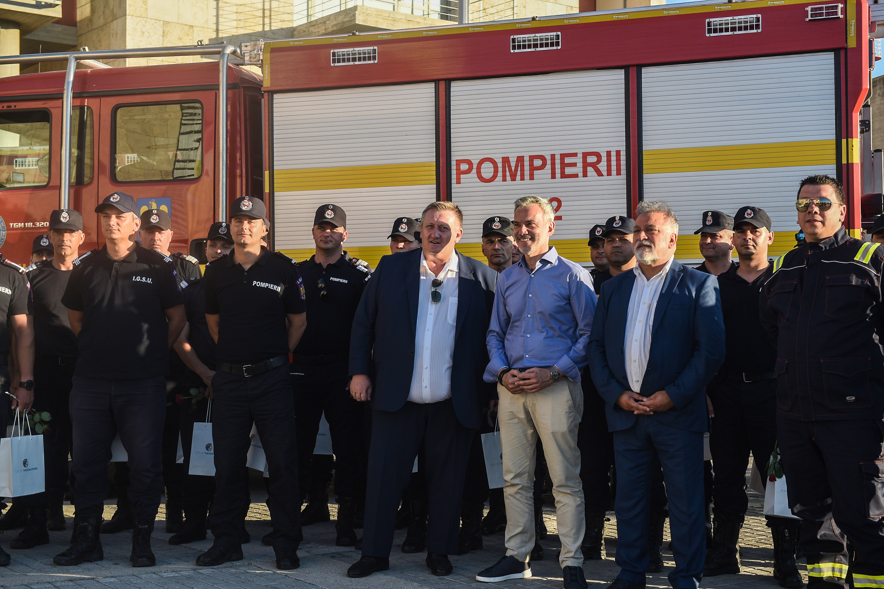 Στο Δημαρχείο Θεσσαλονίκης οι Ρουμάνοι πυροσβέστες που επιχείρησαν σε δασικές πυρκαγιές στην Ελλάδα – Το «ευχαριστώ» Ζέρβα  